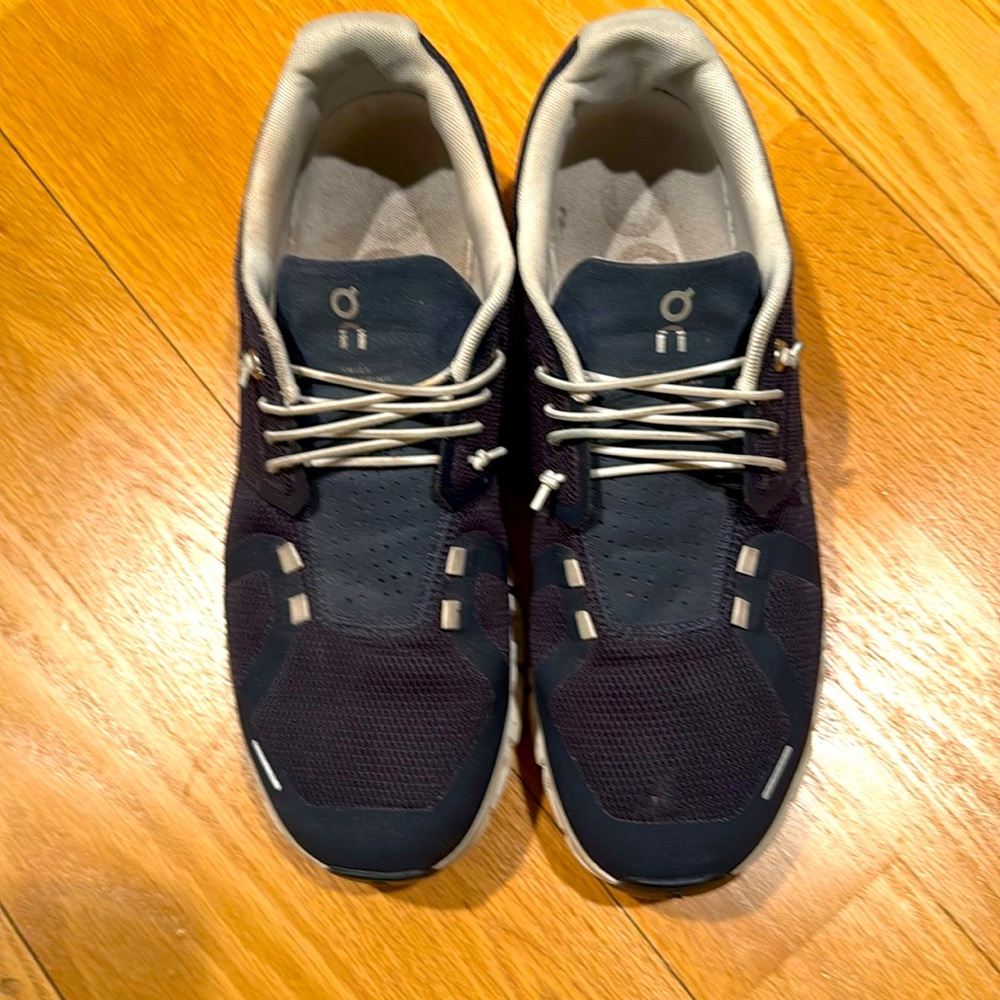 ON Cloud 5 slip on sneakers. Midnightt (navy)/white. Men’s size 9 medium.
